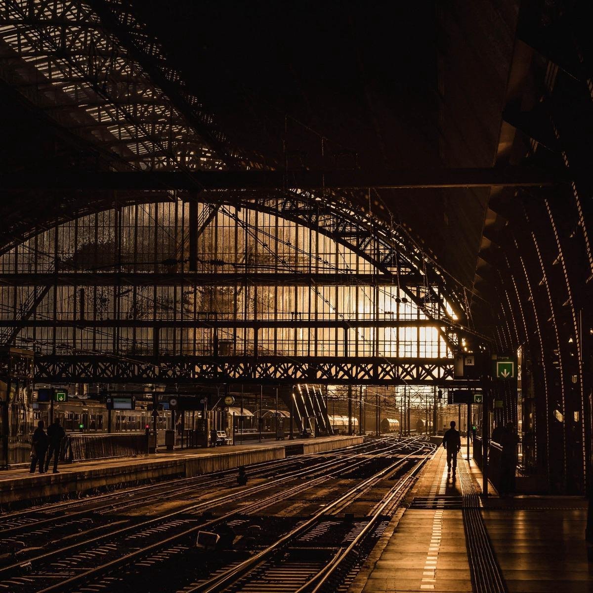 Schilderij - station  - Collectie Travel stories - RVS - 74x74cm