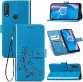 Voor Alcatel 1S (2020) vierbladige sluiting reliëf gesp mobiele telefoon bescherming lederen tas met lanyard & kaartsleuf & portemonnee & houder functie (blauw)