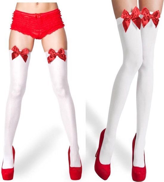 Twee afbeeldingen van witte dijhoge kousen met rode strikken. Op de linker afbeelding draagt een model rode shorts, op de rechter witte kousen met rode pumps.