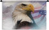 Wandkleed Amerikaanse zeearend - Een Amerikaanse zeearend met een Amerikaanse vlag en bergen Wandkleed katoen 180x120 cm - Wandtapijt met foto XXL / Groot formaat!