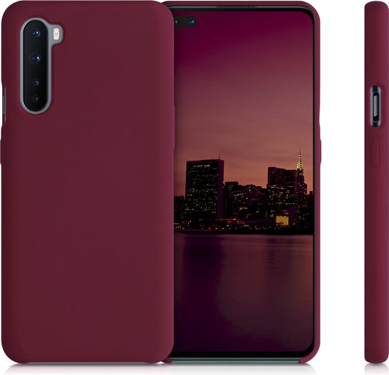 Drie hoesjes en een OnePlus Nord smartphone. Links en midden, de voor- en achterkant van de smartphone met hoesje. Rechts de zijkant van het hoesje.