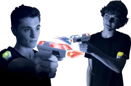 Twee jongens die elkaar bestoken met rode en blauwe Laser X Revolution blasters. Ze dragen lichtgevende vesten.