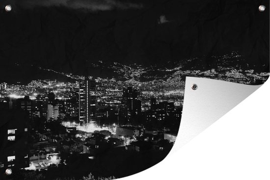 Tuinposter Zwart-wit skyline van het Colombiaanse Medellín tijdens de avond - 70x40 cm - Wanddecoratie Buiten - Tuinposter - Tuindoek - Schuttingposter - Tuinschilderij