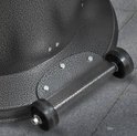 Onderstel van een gespikkelde zilverkleurige terrasverwarmer met twee zwarte wielen en een handgreep voor mobiliteit.