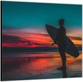 Dibond –Surfer op Strand Zonsondergang-80x80 Foto op Aluminium (met ophang)