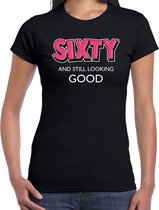 Sixty and still looking good / 60 jaar cadeau t-shirt / shirt - zwart met witte en roze letters - voor dames -  Verjaardag cadeau S