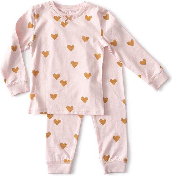 Ensemble de pyjama rose à manches longues avec un imprimé intégral de cœurs dorés. Un nœud est présent à l'encolure.
