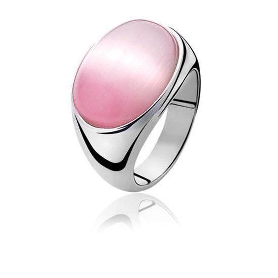 Zilveren ring met een grote, ovale, lichtroze steen.