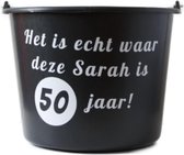 Cadeau emmer – 12 liter – zwart – met tekst: Het is echt waar Sarah is 50 jaar