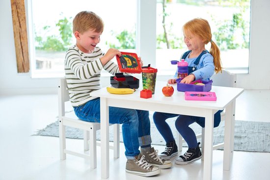 Une fille assise à une table avec une gourde violette LEGO Friends illustrée.