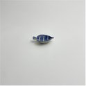 Keramische blauwe vis met witte strepen.