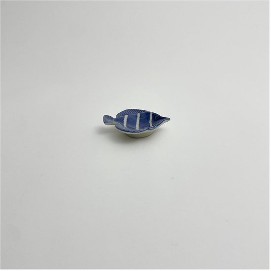 Keramische blauwe vis met witte strepen.