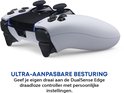 Zijaanzicht van de witte en zwarte DualSense Edge controller, met blauwe accentverlichting.