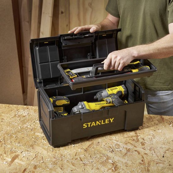 Zwarte Stanley gereedschapskoffer met open deksels, gevuld met schroeven en boren.