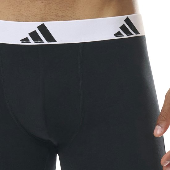 Zwarte boxer met een witte band met zwarte Adidas logo's.