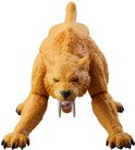 Oranje sabeltandtijger figuur in kruipende pose, met groene ogen en witte slagtanden.