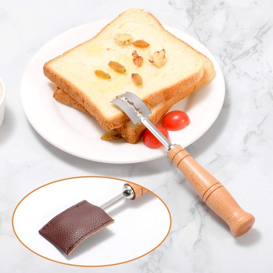 Deegmes met houten handvat naast toast, tomaatjes en komkommer. Close-up van het mesje.