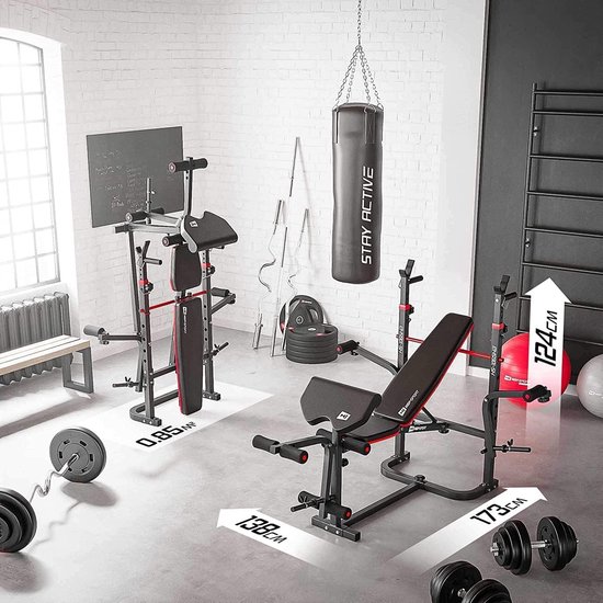 Een fitnessruimte met een halterbank, bokszak, haltersets en gewichten. Afmetingen 173 cm, 138 cm en 0.95m² worden getoond.