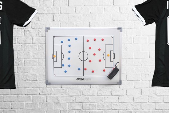 Tableau tactique de football avec des aimants bleus et rouges, un marqueur de but jaune, un marqueur et deux maillots de football noirs des deux côtés.