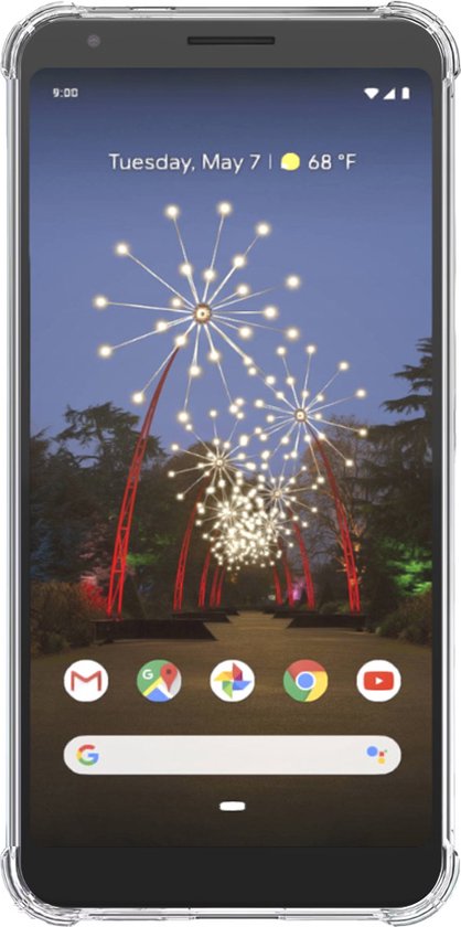 Een smartphone met een doorzichtig hoesje en een achtergrond met vuurwerk.