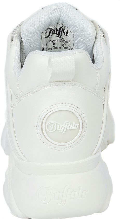 Achterkant van de witte Buffalo sneaker, met logo op de hiel en de dikke zool.