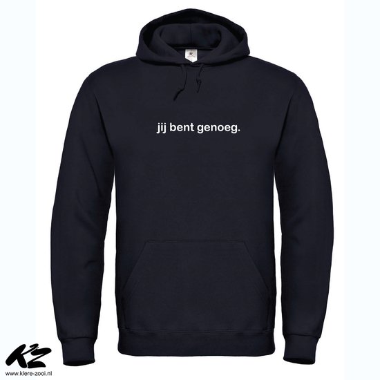 Zwarte hoodie met de tekst 'jij bent genoeg.' op de voorkant.