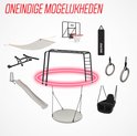 Zwart speeltoestel frame omringd door diverse toebehoren zoals een glijbaan, schommel, bokszak en meer.