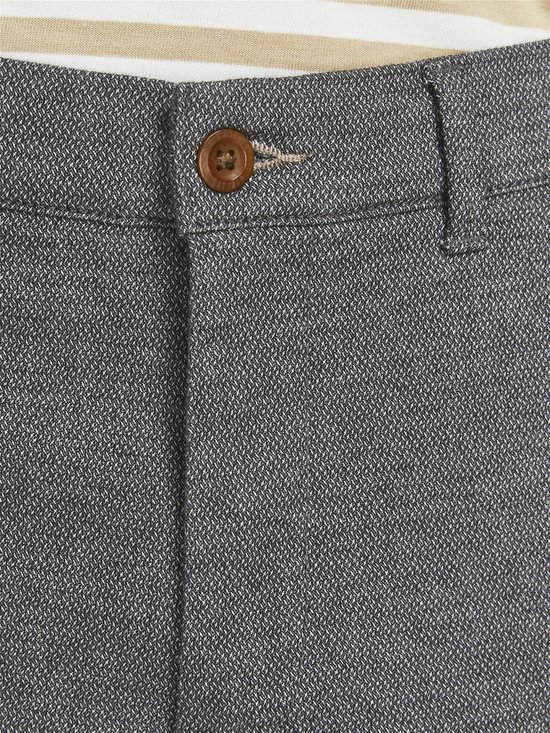 Grijze broek met een subtiel visgraatpatroon en een bruine knoop bij de sluiting.