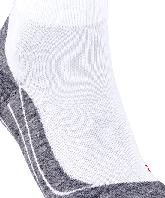 Witte sportsok met grijze en witte strepen op de hiel en een rood detail.
