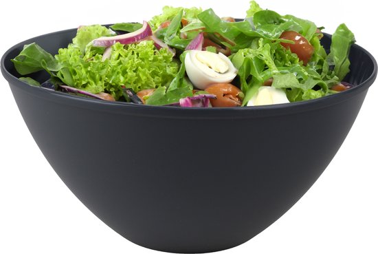Donkerblauwe Urban Living saladeschaal gevuld met een verse salade.