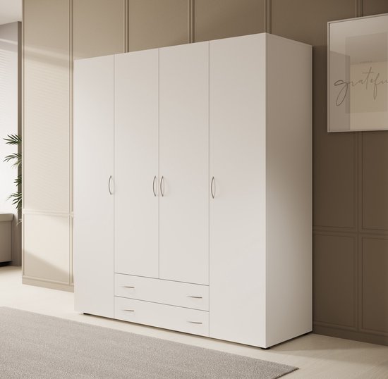 Witte kledingkast met vier deuren en twee lades, slanke metalen handgrepen.