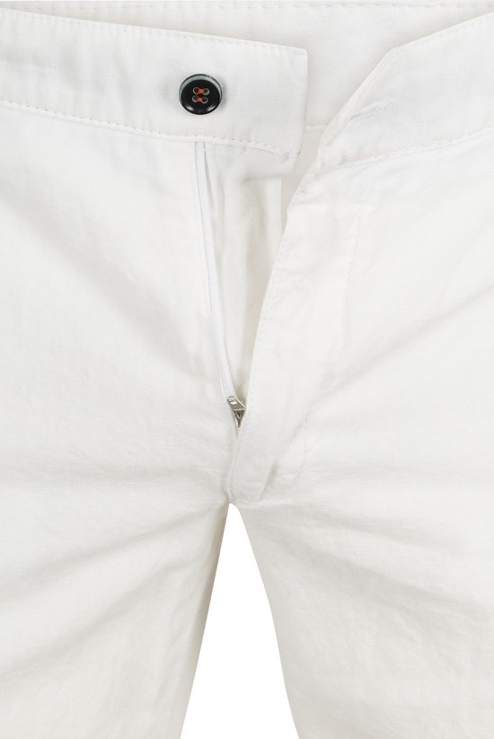 Detail van de ritssluiting en de knoop van een witte chinobroek.