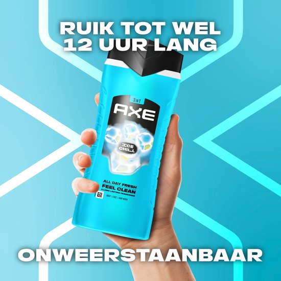 Hand houdt een helderblauwe Axe Ice Chill 3-in-1 douchegel vast. Ruik tot wel 12 uur lang.
