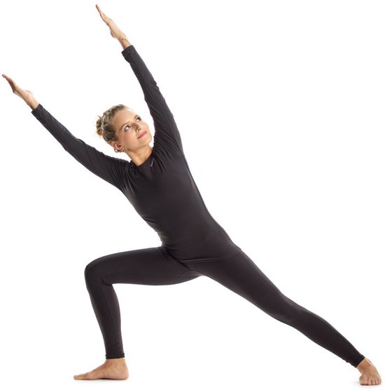 Vrouw met blonde paardenstaart in zwart sportshirt en legging, in yoga pose.