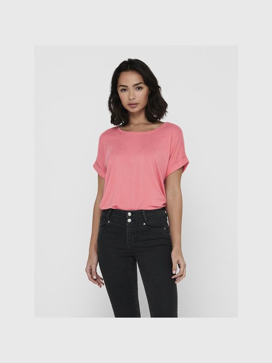 Coralroze t-shirt met omgerolde korte mouwen, gedragen door een model met een ronde hals.