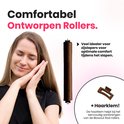 Een vrouw met gesloten ogen en haar hoofd op haar handen, naast een bruine blowout roller. Tekst: Comfortabel ontworpen rollers, ideaal voor slapen.