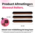 Drie bruine, fluwelen blowout rollers van 26 cm lang en 3.2 cm dik, met een bruine haarklem.