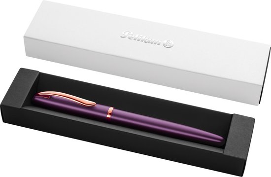 Stylo plume Pelikan violet dans une boîte noire ouverte avec clip et détails en or rose.