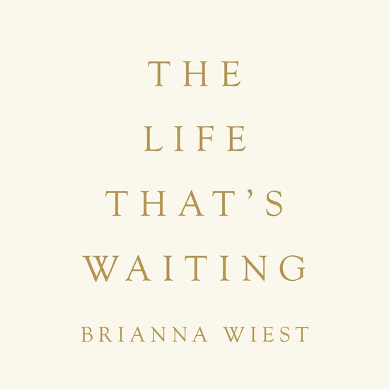 Boekomslag met gouden letters op een crème achtergrond. Titel: THE LIFE THAT'S WAITING, auteur: BRIANNA WIEST.