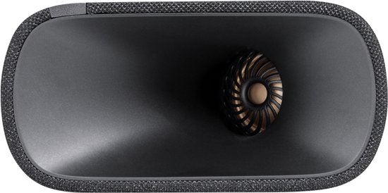 Zijaanzicht van de zwarte Harman Kardon Enchant 900 soundbar, kijkend in de speakerhoorn.