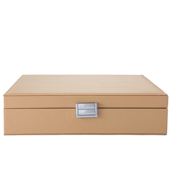 Beige opbergdoos voor brillen van de Emilie Collection met zilveren sluiting, gesloten.