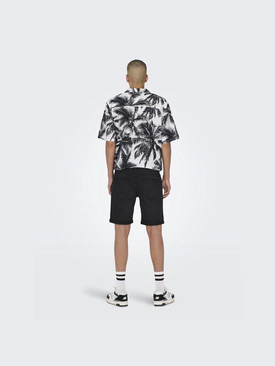 Man met palmbomenprint shirt en zwarte shorts, gezien van achteren.