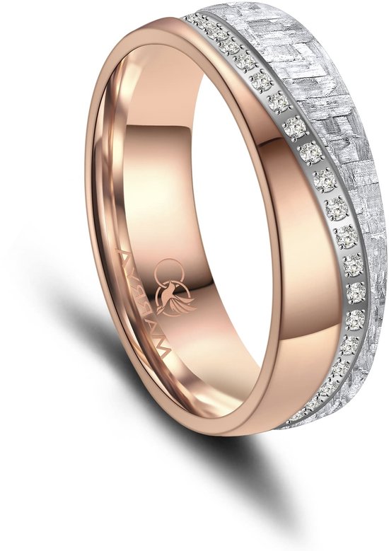 Roségouden ring met een witte, gestructureerde band en een rij diamanten.