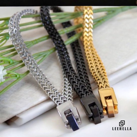 Gouden, zwarte en zilverkleurige armbanden met dubbele rij schakels en rechthoekige sluitingen.