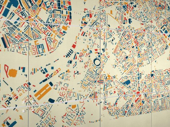 Carte détaillée de Londres avec des rues rouges, bleues et oranges, des motifs de bâtiments et des voies d'eau.