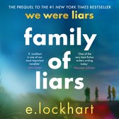 Boekcover 'Family of Liars'. De titel staat in grote witte letters op een blauw-groene achtergrond met wazige figuren op de voorgrond. 'The Prequel to the #1 New York Times Bestseller we were liars' staat erboven.