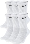 Zes paar witte Nike sokken met zwarte logo's.