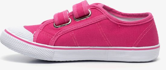 Zijaanzicht roze canvas sneaker met twee klittenbandsluitingen, witte neus en zool.