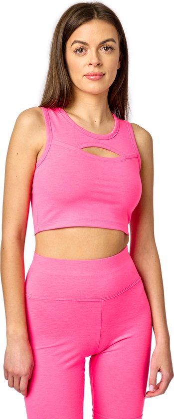 Model in roze crop top met uitsnijding op de borst en roze legging.