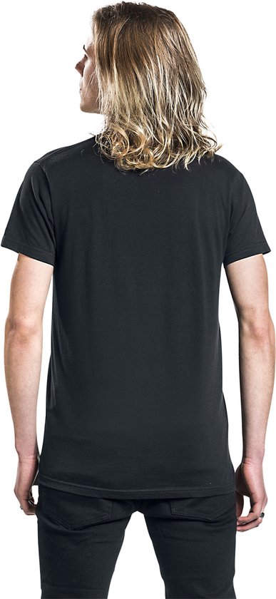 Zwarte T-shirt, achterkant. Gedragen door een man met lang blond haar.
